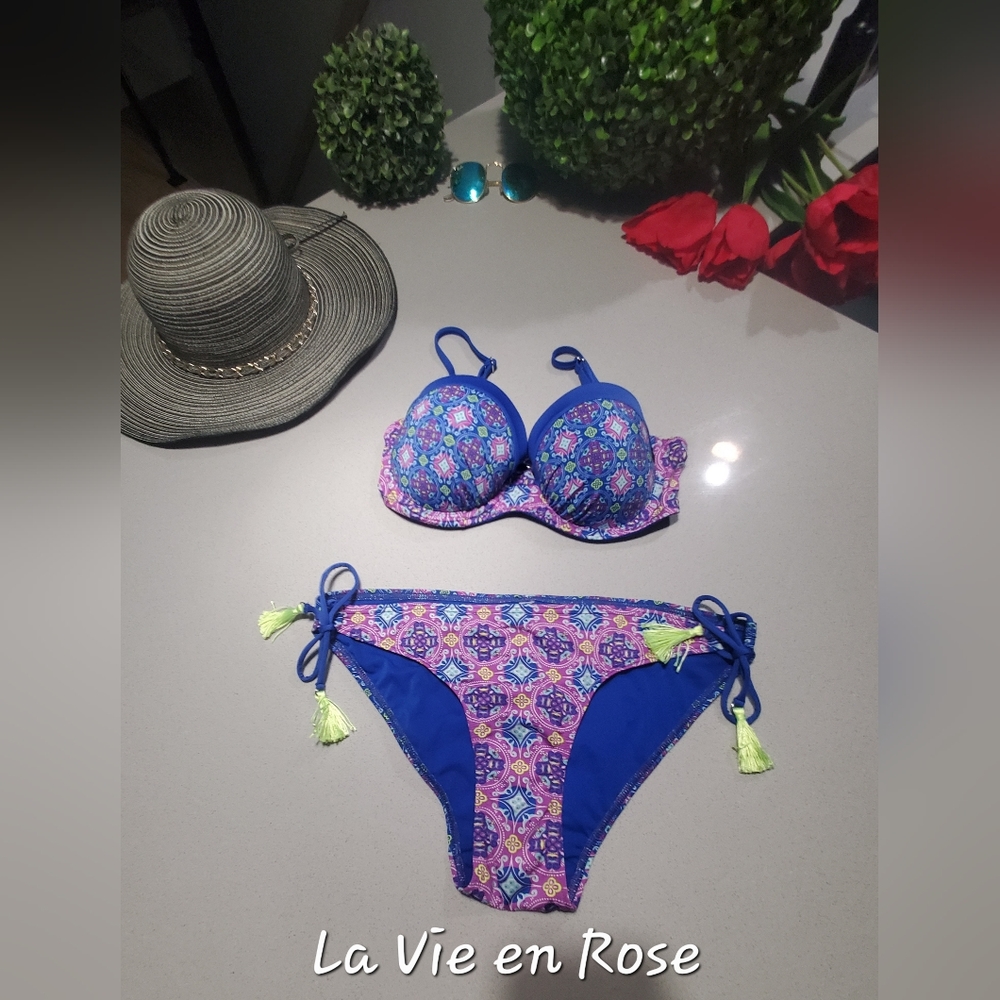 LA VIE EN ROSE Superbe maillot de bain deux pièces bleu royal avec jolis motifs